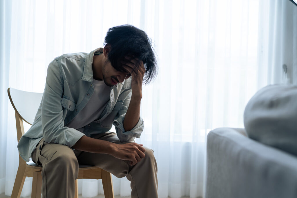 Mann mit Angststörung: in der Therapie oder Beratung